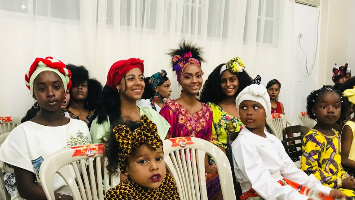 Raíces. Un grupo de niñas y adolescentes aparece con sus tocados multicolores. Ellas también hicieron presencia durante la reunión en la ciudad de San Lorenzo.