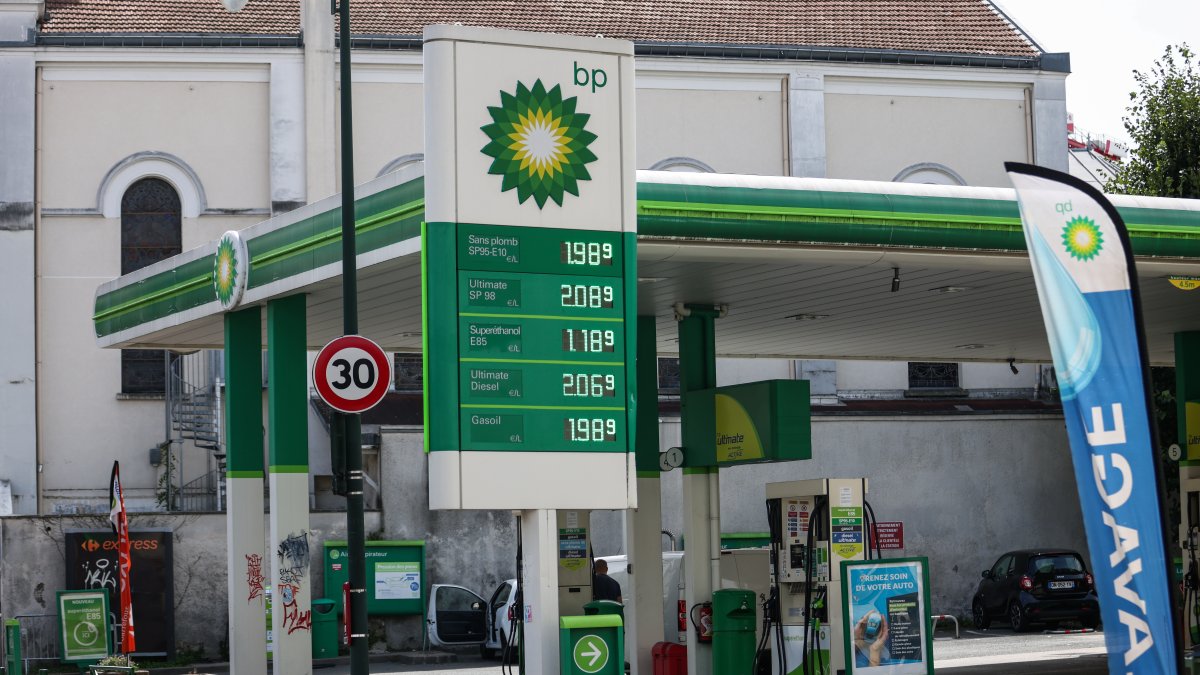 Estación.- Una gasolinera ubicada Malakoff, cerca de París, Francia. 