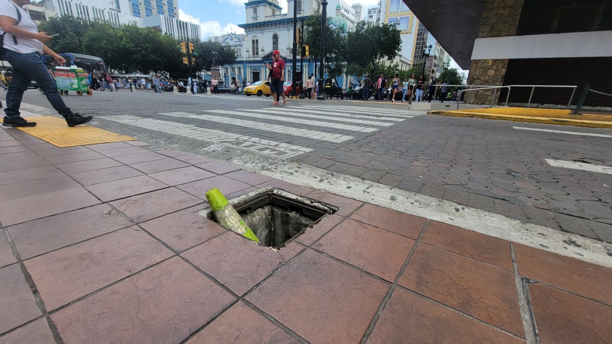 En 9 de Octubre y Pedro Carbo hay un cajetín subterráneo que no tiene tapa.