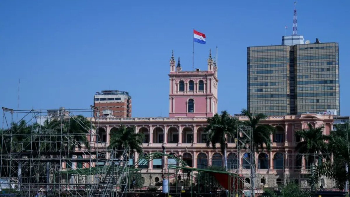 Se levanta una tarima para la investidura de Santiago Peña