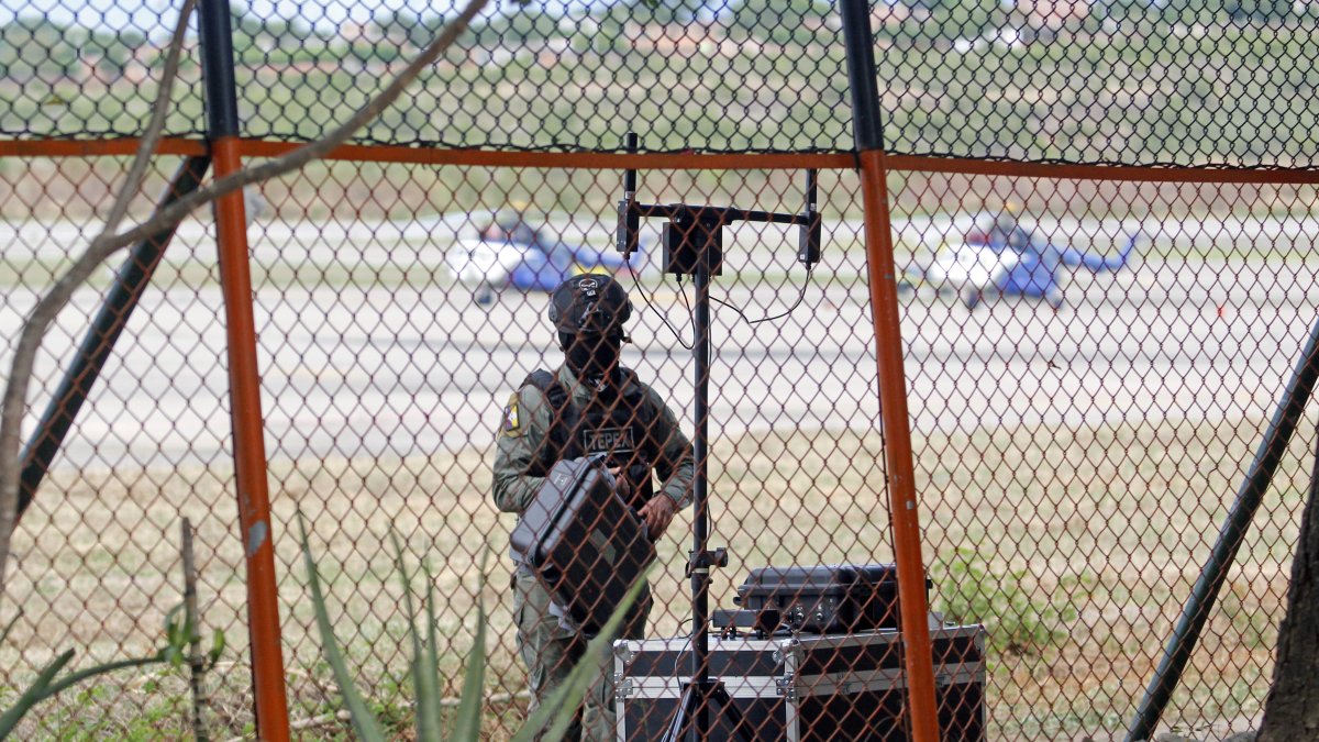 Policías inspeccionan una zona el Aeropuerto Internacional Camilo Daza de la ciudad de Cúcuta (Colombia). 