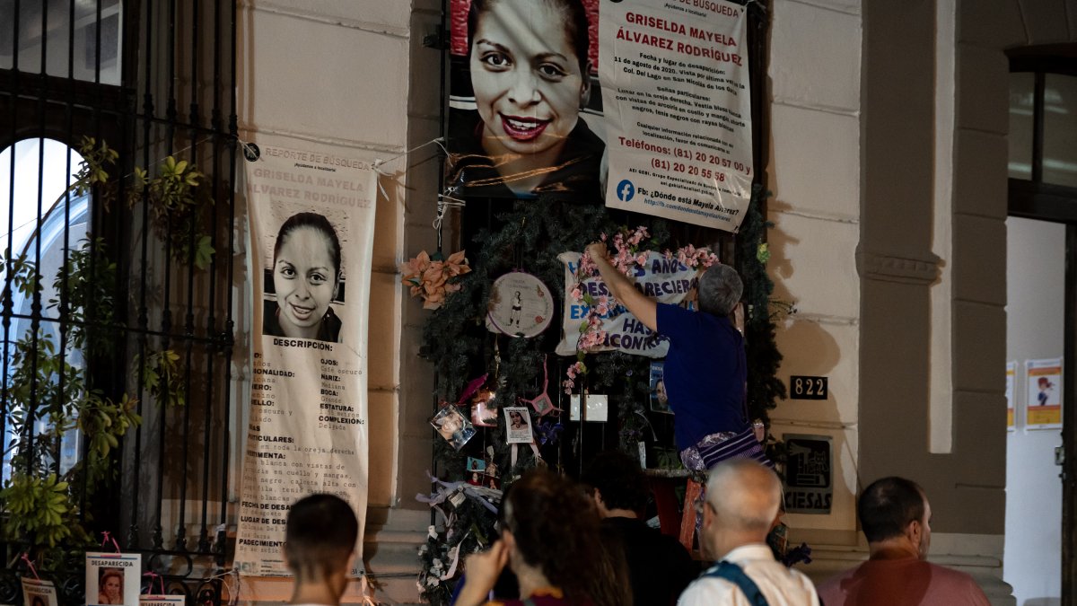 Familiares e integrantes de colectivos de personas desaparecidas, participan hoy en una velada para recordar la desaparición de Griselda Mayela Álvarez, en la ciudad de Monterrey (México).