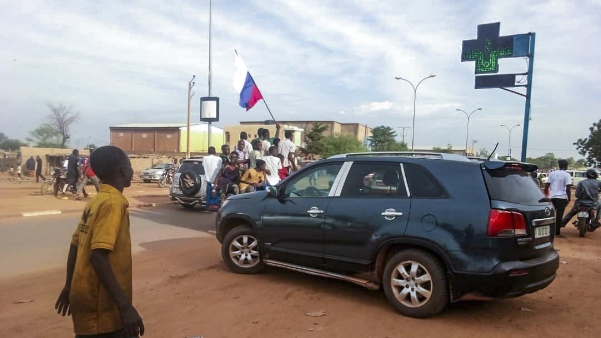 Miles se congregaron cerca la base militar francesa en Niamey para expresar su apoyo a la junta golpista en Níger y exigir la retirada de las dotaciones galas.