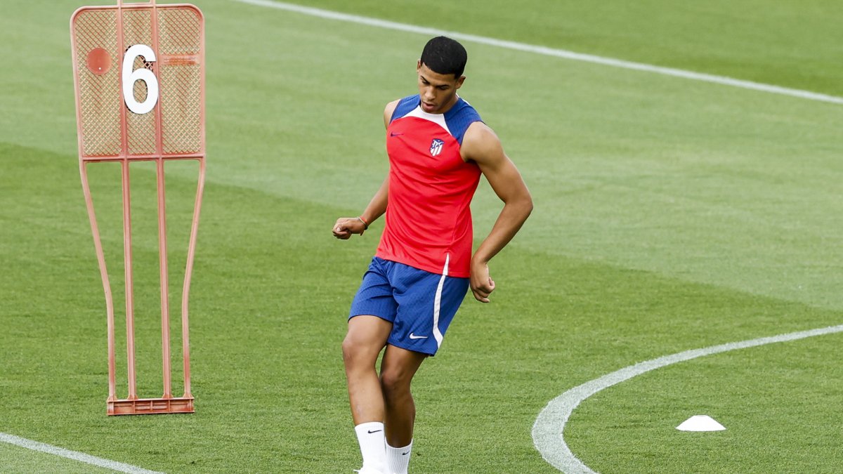 El defensa uruguayo del Atlético de Madrid Santiago Mouriño entrenó este miércoles, en Majadahonda (Madrid).