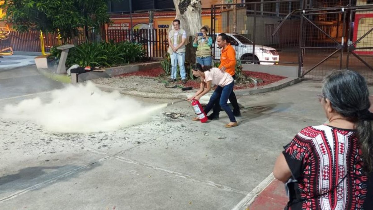 La prevención de incendios es una de las tareas que aprenden los vecinos de Samanes 1.