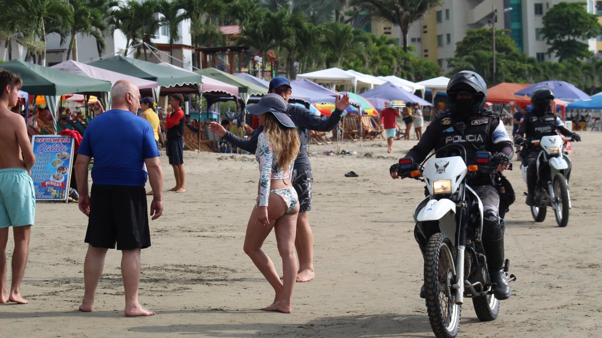 Monitoreo. Los primeros visitantes confirman que hay presencia policial en las playas y las carreteras que conducen a los distintos destinos de Esmeraldas.