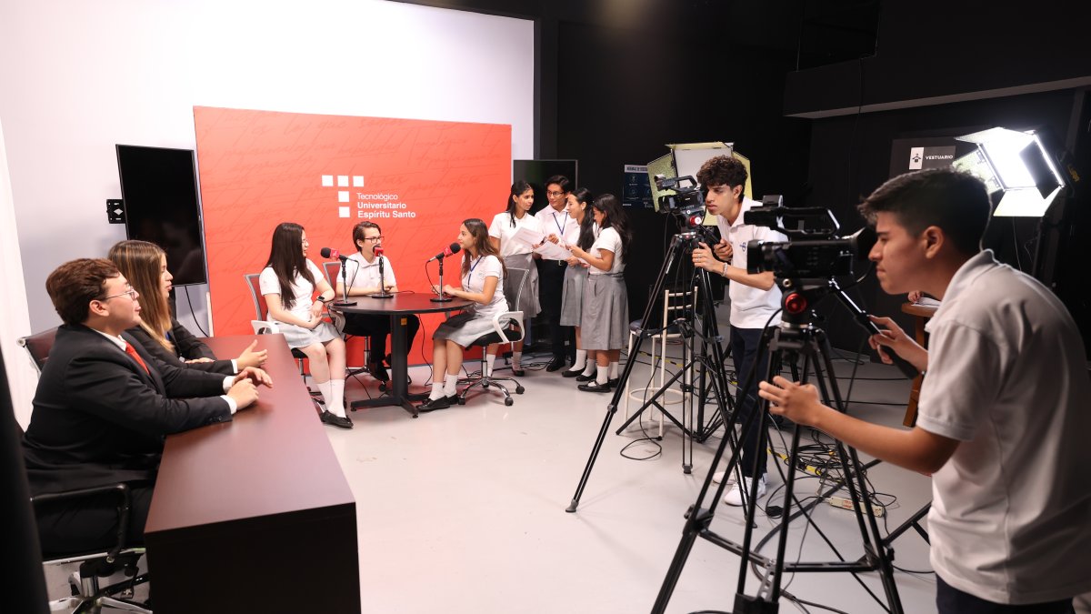 Los estudiantes del Centro Educativo Espíritu Santo son redactores, editores, locutores, camarógrafos, etc., en el set del canal TES TV.