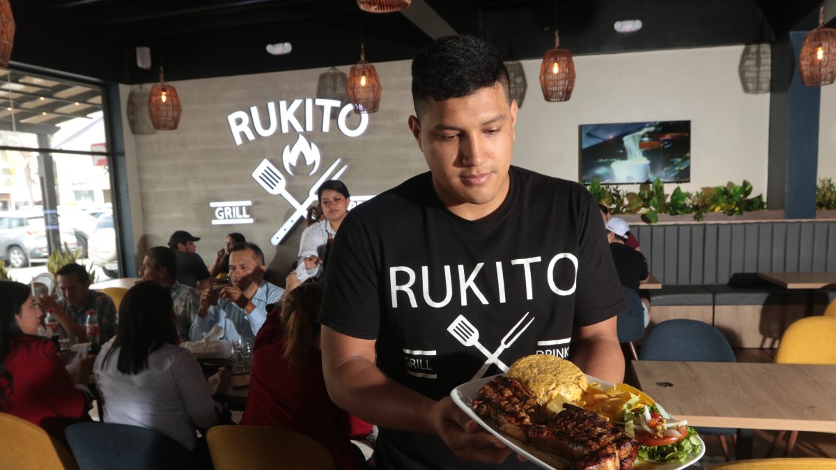 Servicio. El moro se sirve como un acompañante a carnes u otros platos de la carta, pero el moro es el principal atractivo por el que llega la clientela.