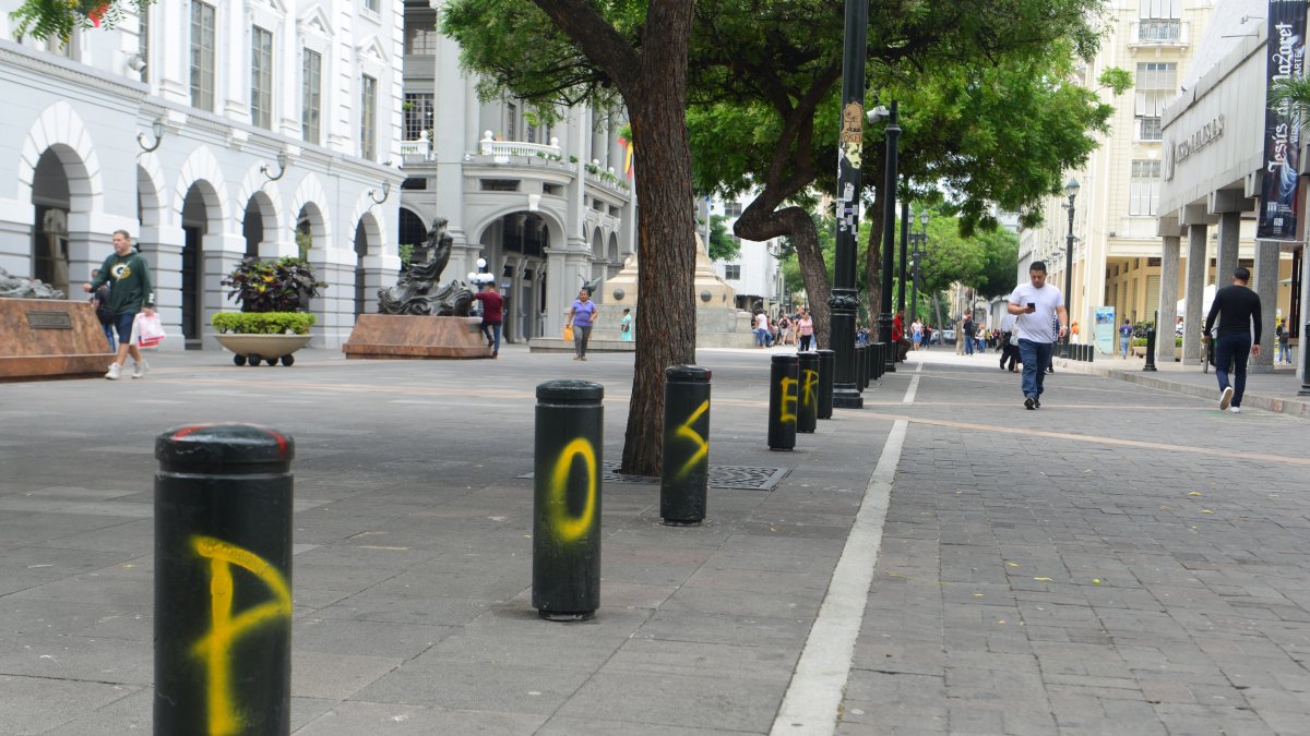 En la Plaza de la Administración, cerca del Municipio, se escribe en los bolardos.