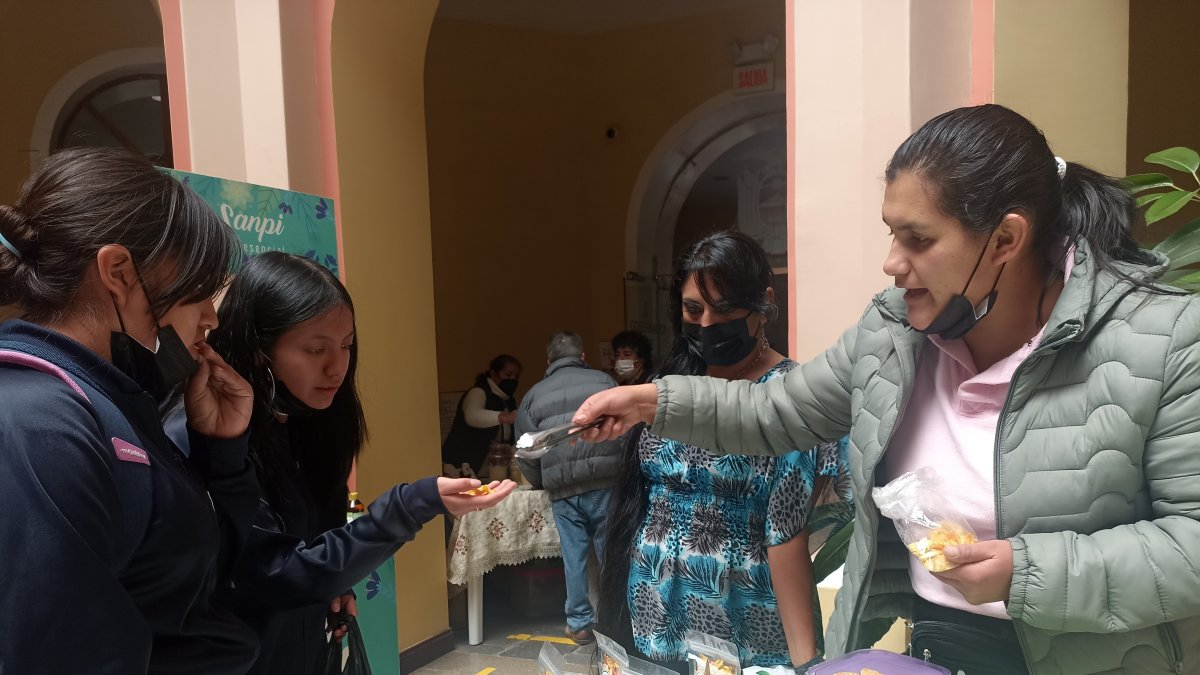 Gabriela Frías utiliza la quinua para elaborar snacks.