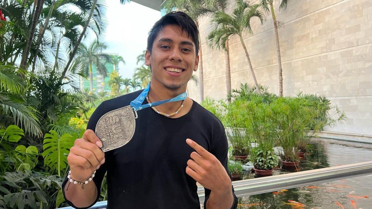 El garrochista con la medalla de plata del Campeonato Sudamericano de Adultos, en que reafirmó los 5,40 metros en su prueba.