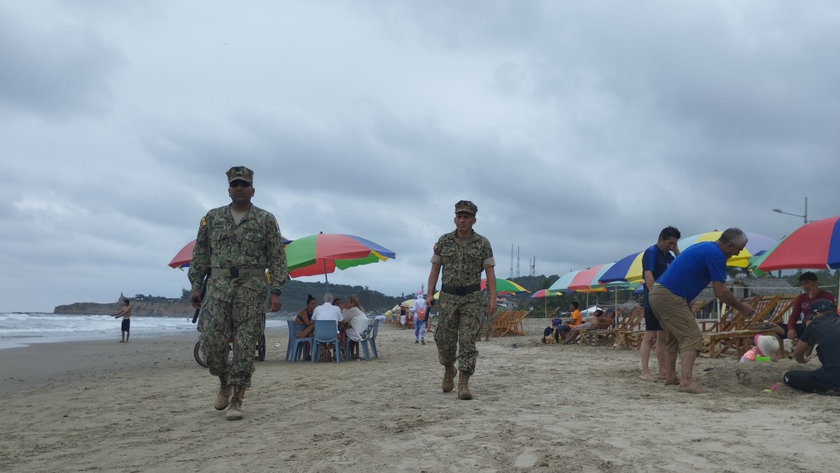 Dos elementos militares recorren una de las playas de Santa Elena.