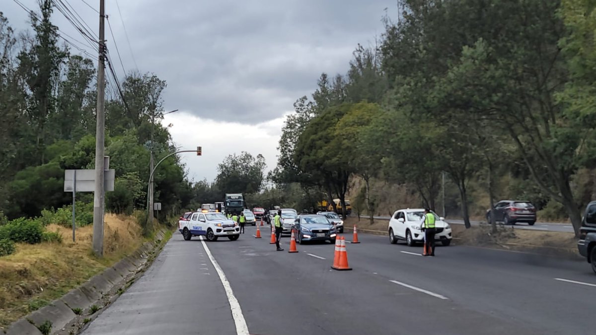Los agentes de tránsito de Quito realizan controles sobre documentos y el estado de los vehículos de pasajeros