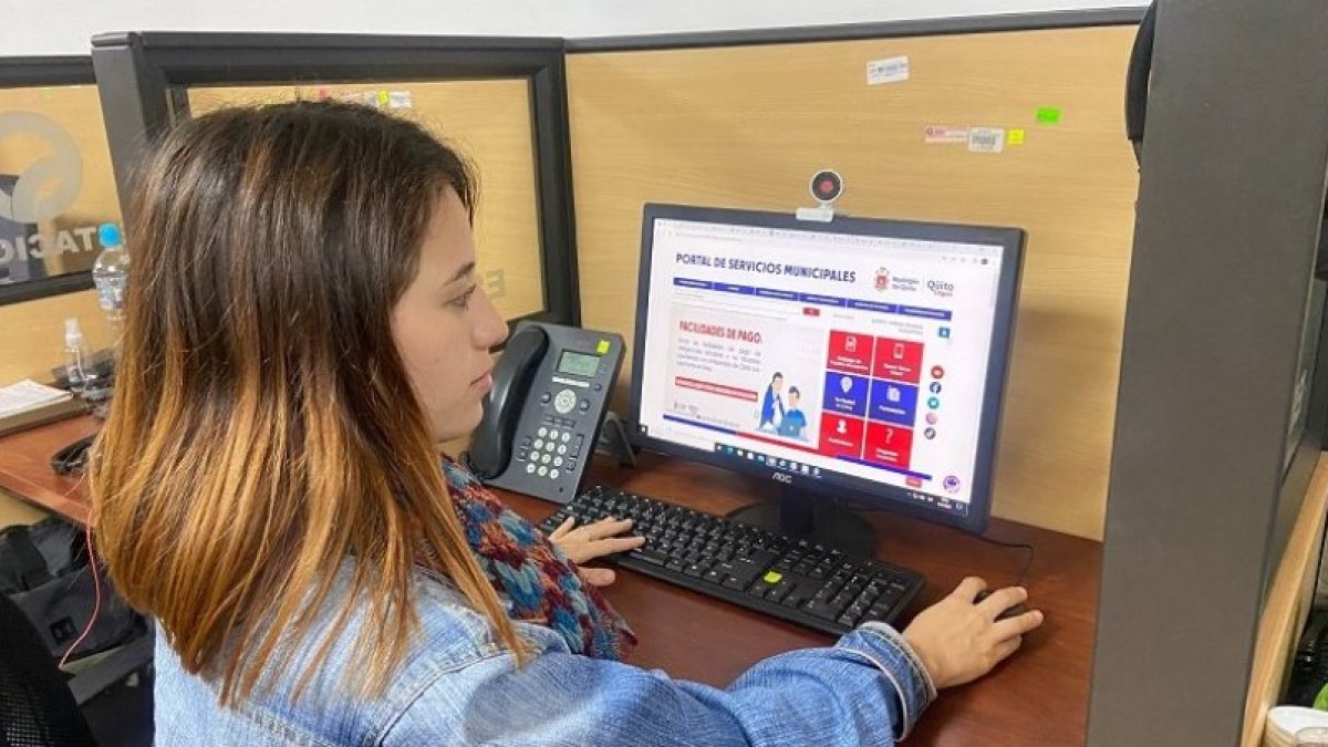Una funcionaria enseña los diferentes servicios virtuales que brinda la Alcaldía de Quito