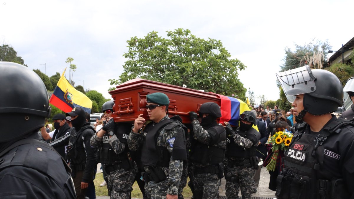 Honra fúnebre. Miembros de la Policía Nacional cargan en hombros el féretro del candidato presidencial.