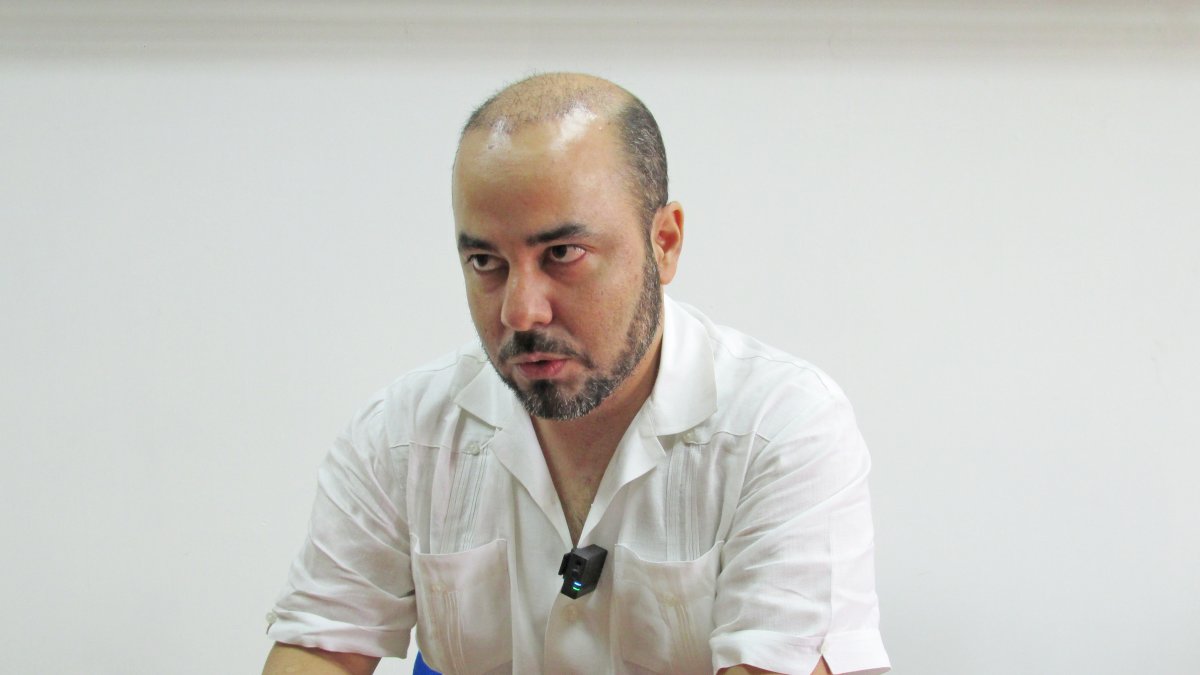 Juan Xavier Chonillo es hermano del alcalde de Durán, Luis Chonillo. Posee una maestría en negocios administrativos por la Universidad de Miami