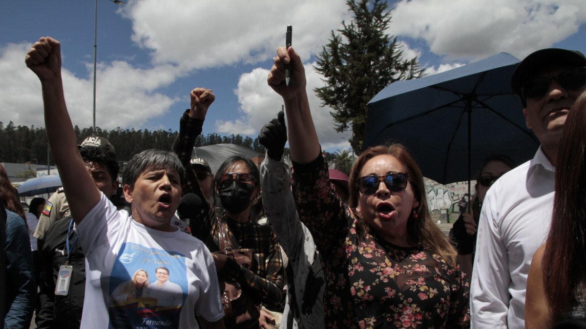Reacción. Tras el asesinato de Villavicencio, una simpatizante protesta.