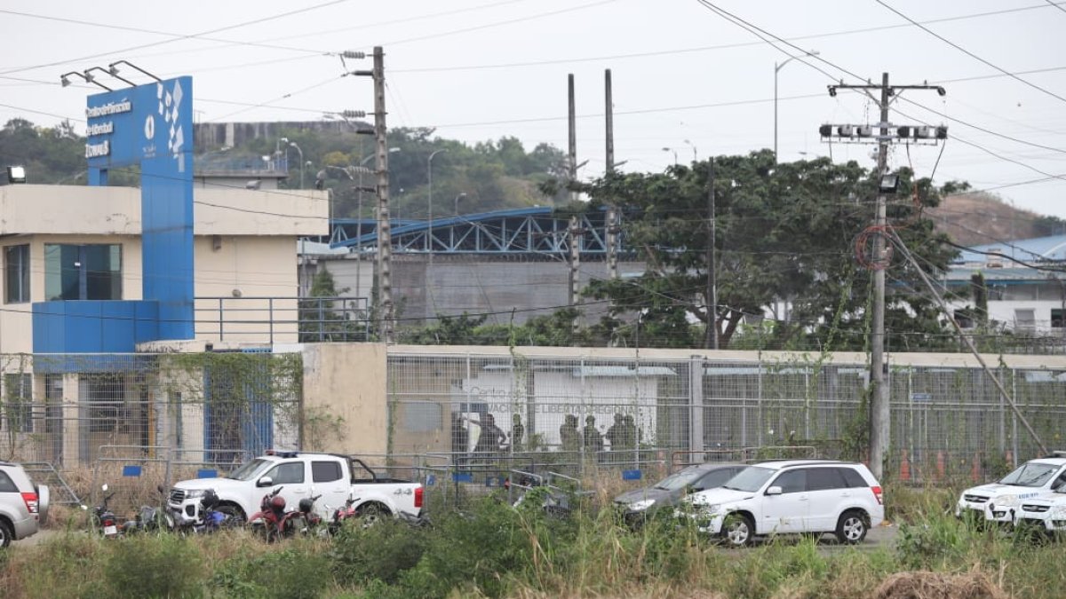 Militares y policías se encuentran inspeccionando el reclusorio.