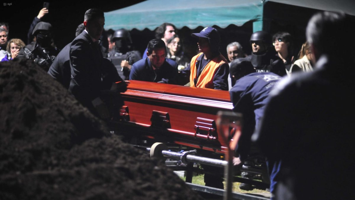 Noche. El entierro se dio en el campo santo Monte Olivo, norte de Quito.