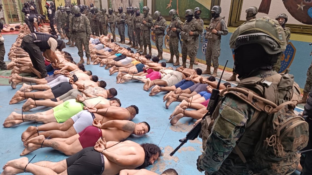 Control. Alias 'Fito' (segundo de la derecha) aparece con las manos atadas previo a su cambio a La Roca.