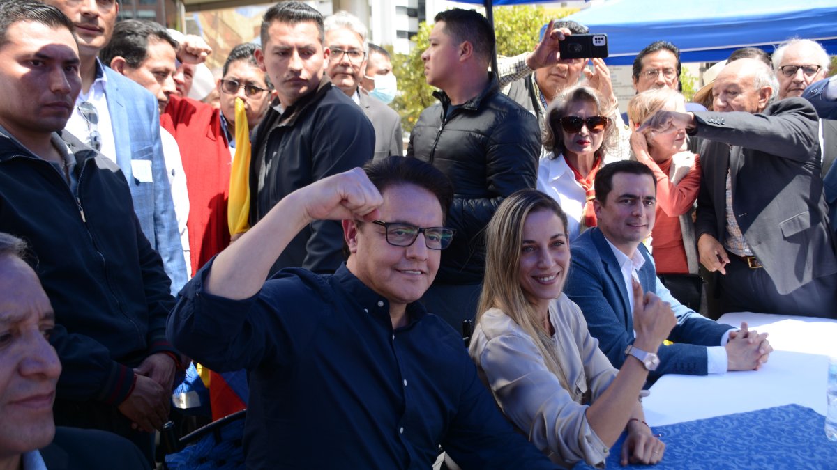 Cuando Fernando Villavicencio inscribió su candidatura ante el CNE lo hizo junto a Andrea González