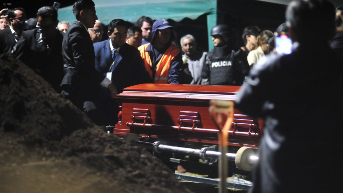 Sepelio. La noche del viernes fueron sepultados los restos de Fernando Villavicencio.