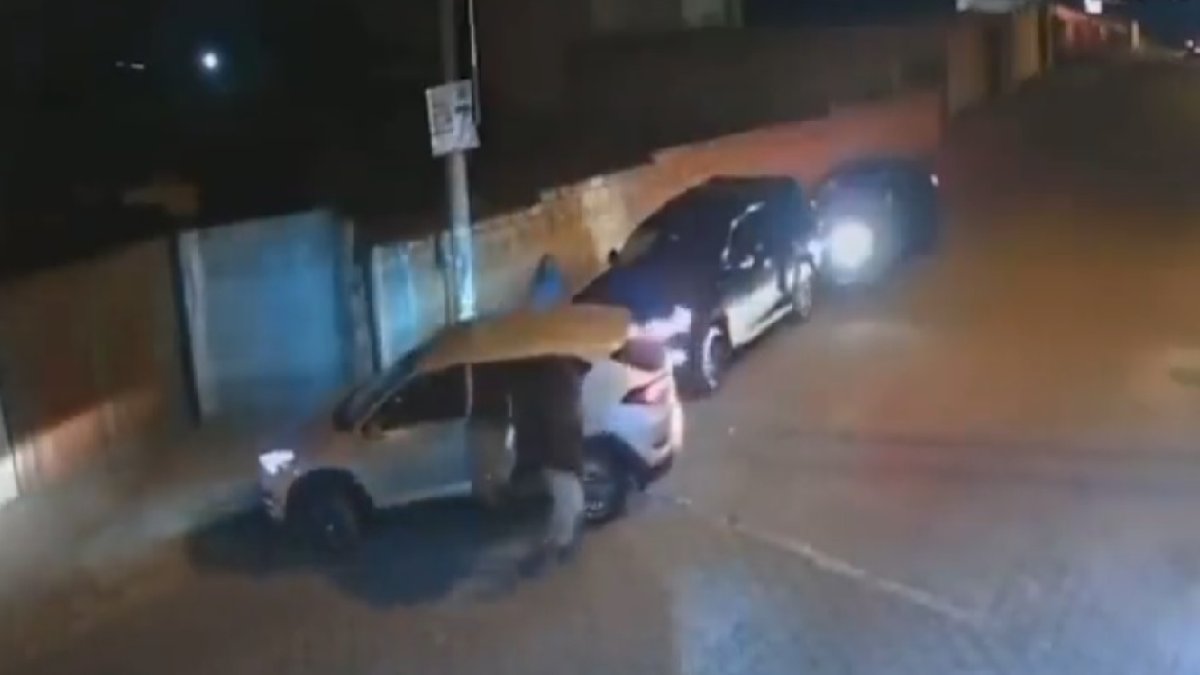 Cierre. Dos carros bloquean el paso de otro, en donde se movilizan algunos miembros de una misma familia