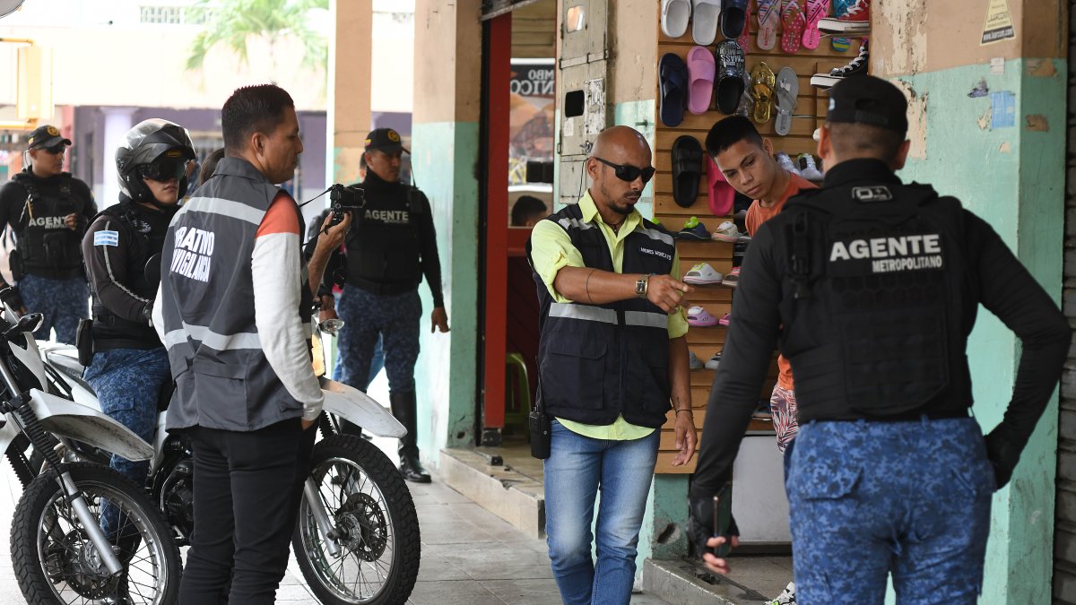 Labor. Agentes del Cuacme se sumaron al despeje de las aceras, en el centro de la ciudad.