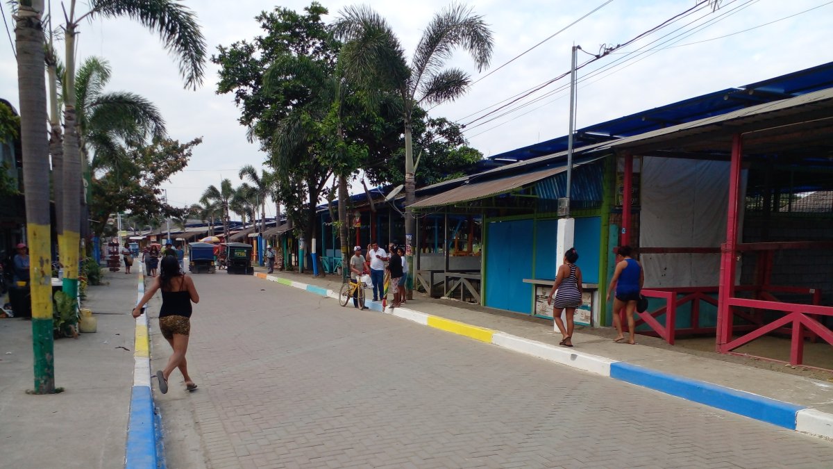 Ausencia. Entre la mañana y tarde de ayer, la zona turística de la playa lucía prácticamente vacía en relación con otros feriados.