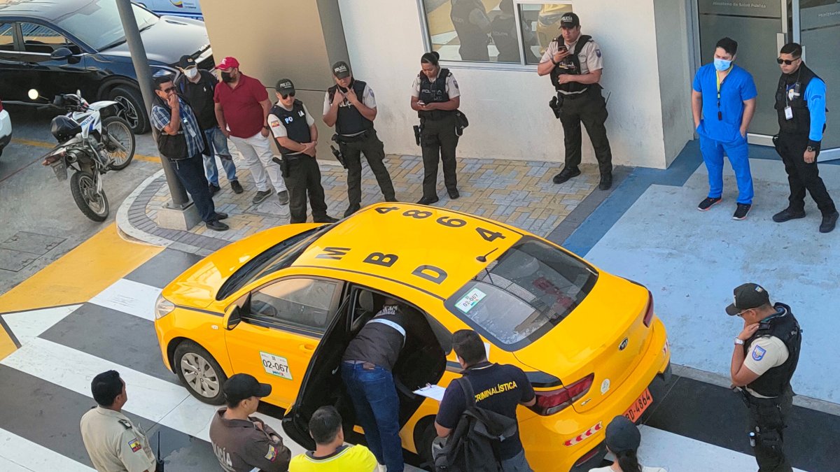 Sitio. Las víctimas viajaban en este taxi con su padre, quien resultó ileso.