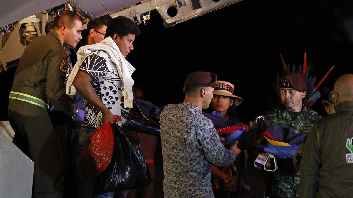 Figura, Fotografía de archivo en la que se registró a Manuel Ranoque (3-i), padre de los menores que sobrevivieron 40 días perdidos en la selva oriental colombiana. 