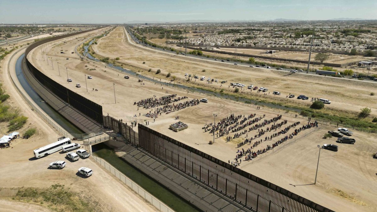 Frontera.  En esta imagen se aprecia a cientos de migrantes de varios países, mientras esperan junto al muro fronterizo en El Paso, Texas (EE.UU).
