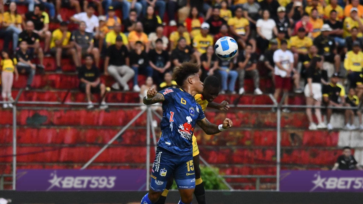 El empate entre canarios y cetáceos se mostró en lo rudo y físico del cotejo.Fue un partido de ida y vuelta.