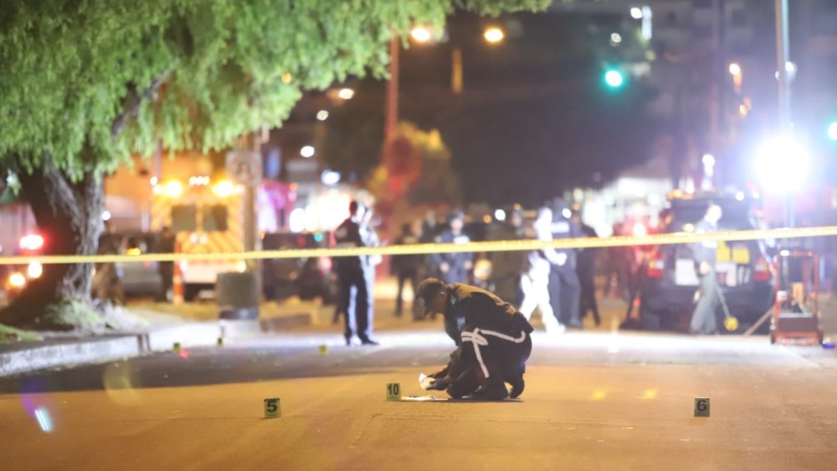 Hecho. El asesinato de Fernando Villavicencio evidenció las fallas de la seguridad que le brindaba la Policía. En el lugar, criminalística recopila indicios.