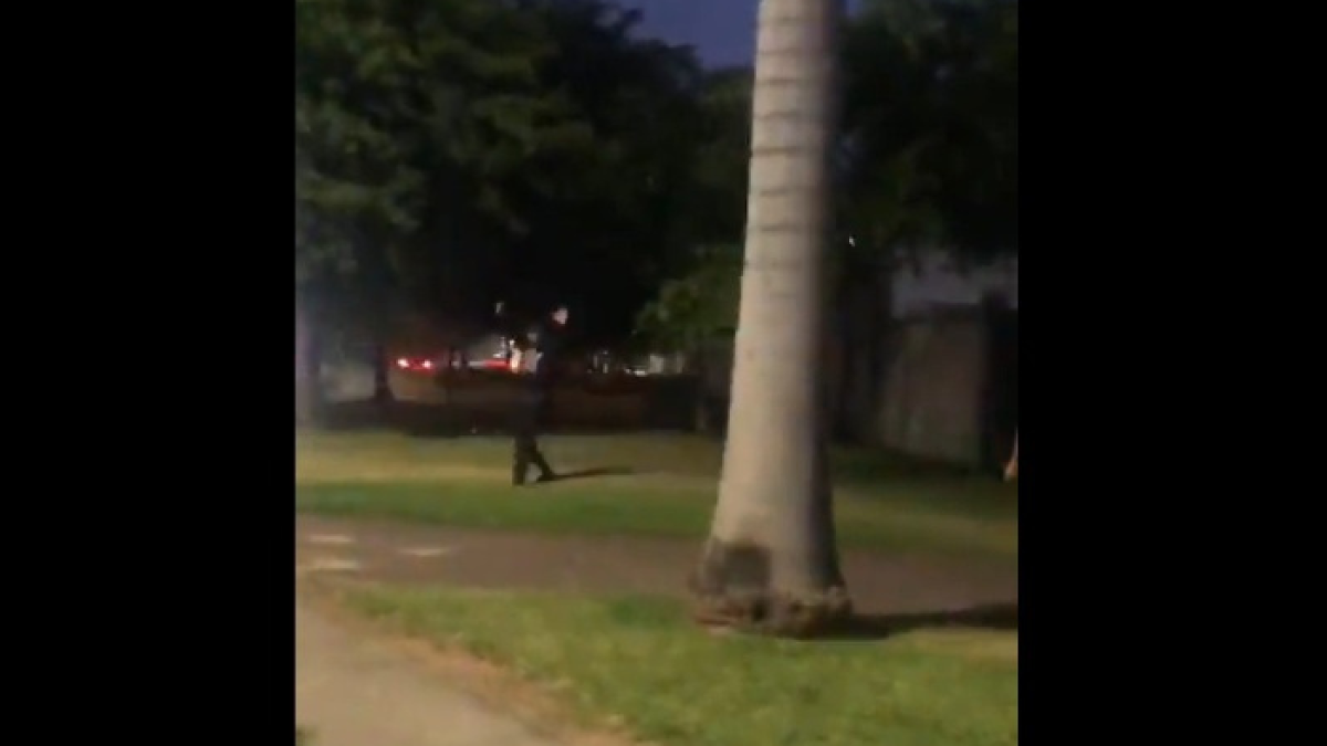 La grabación muestra al sujeto en posesión de un arma de fuego