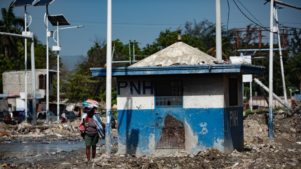 Escenario. Fotografía de un pequeño puesto policial abandonado en el barrio Martissant, en Puerto Príncipe (Haití). 