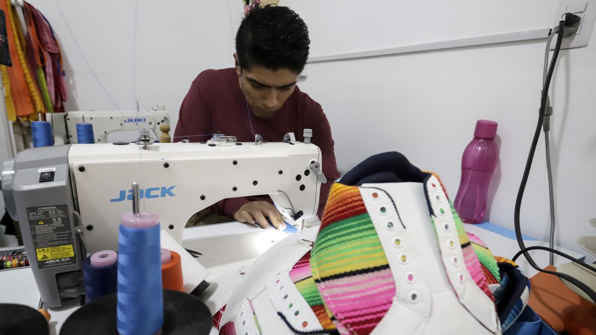 Figura, El textilero mexicano Ricardo Hernández muestra la elaboración de calzado artesana.