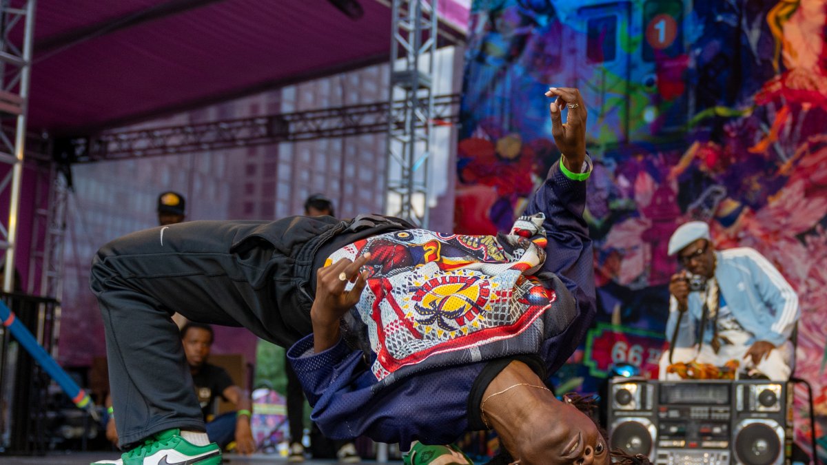 Escena. Un joven participa en una competencia de baile durante el Summer for the City Hip-Hop Week.