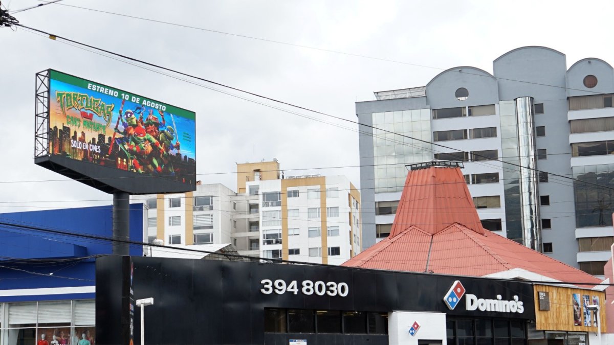 Vallas. En las zonas donde existen conjuntos residenciales hay rótulos con iluminación incandescente que impide descansar.