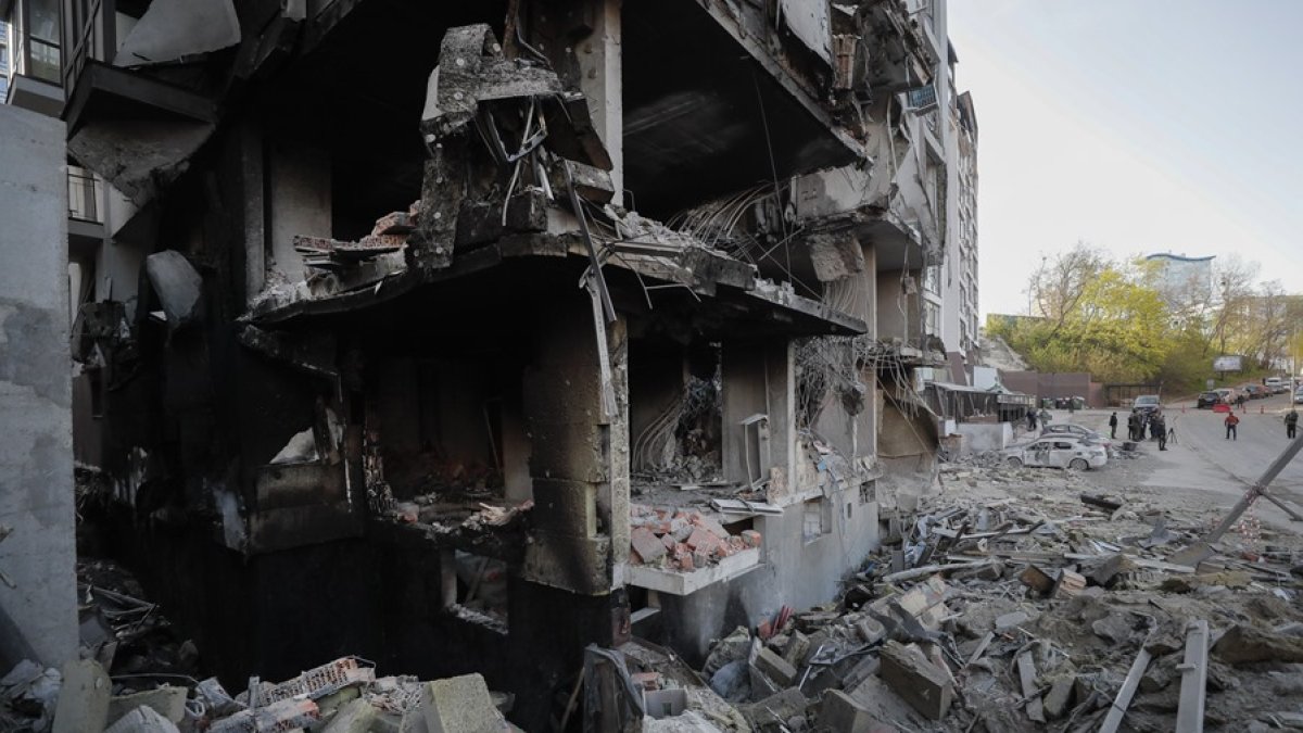 Un edificio dañado en el bombardeo del día anterior en Kiev, Ucrania.