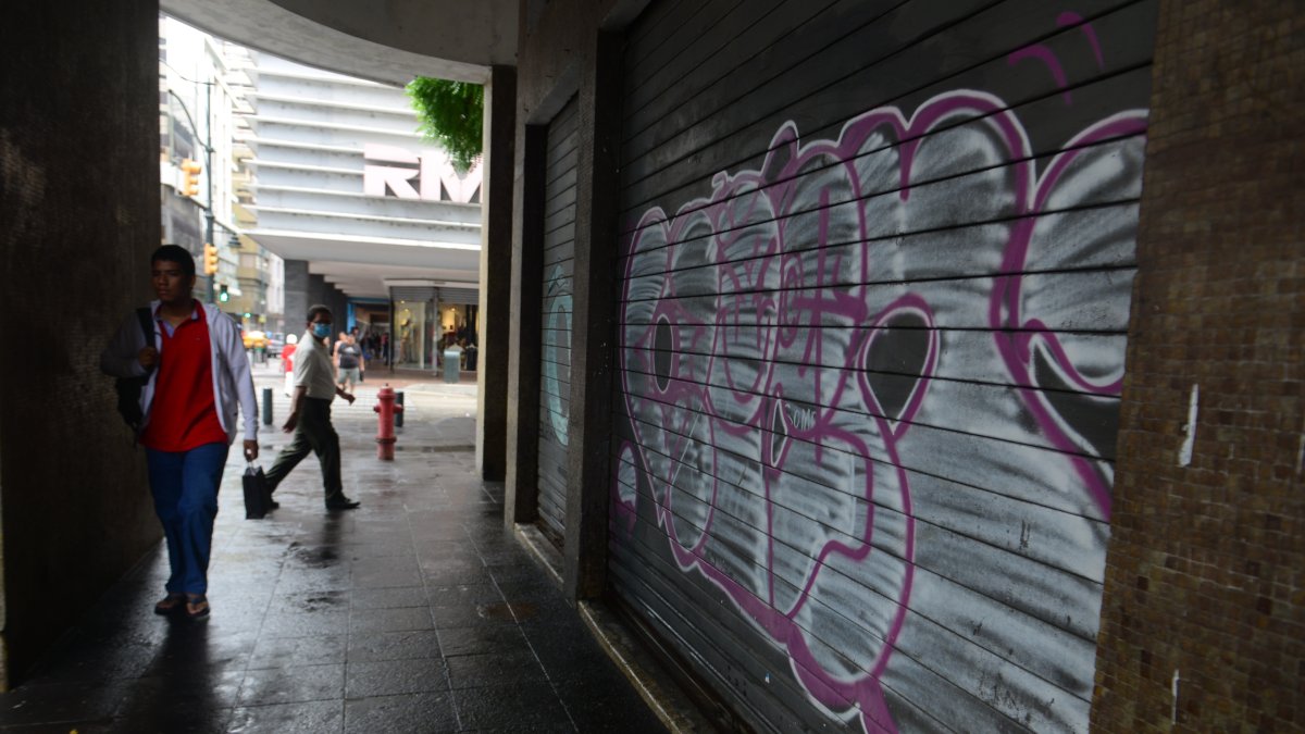 Centro. El edificio Fénix fue otro punto vandalizado. También fue intervenido.