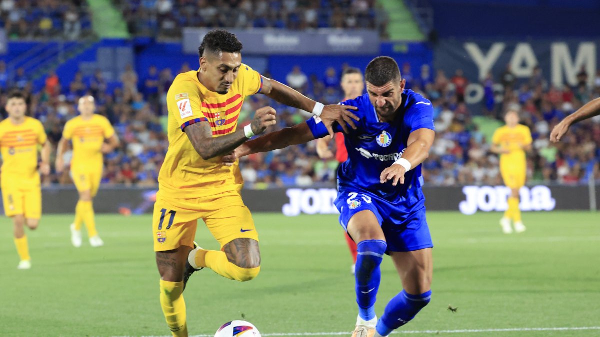 Raphinha salió expulsado del encuentro tras una supuesta falta sin balón.