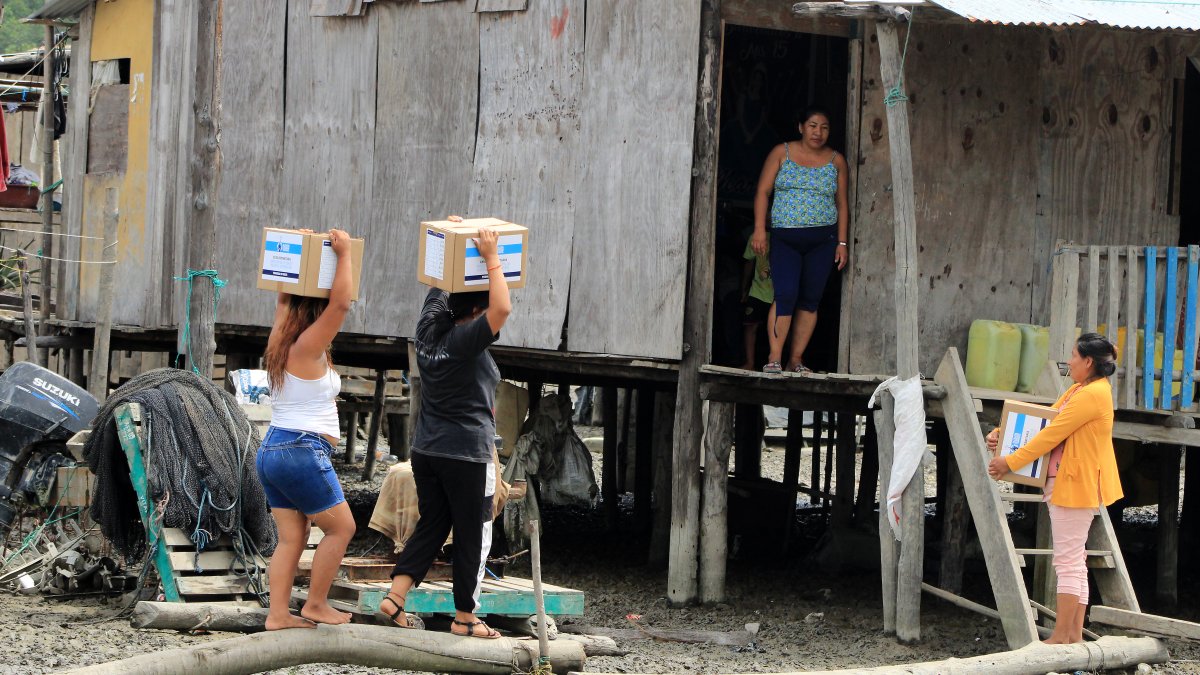 Las familias afectadas recibieron kits de asistencia humanitaria.