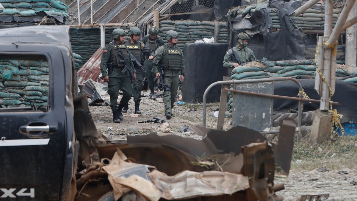 Policías vigilan de cerca al carro bomba que explotó en Timba, Cauca, Colombia.