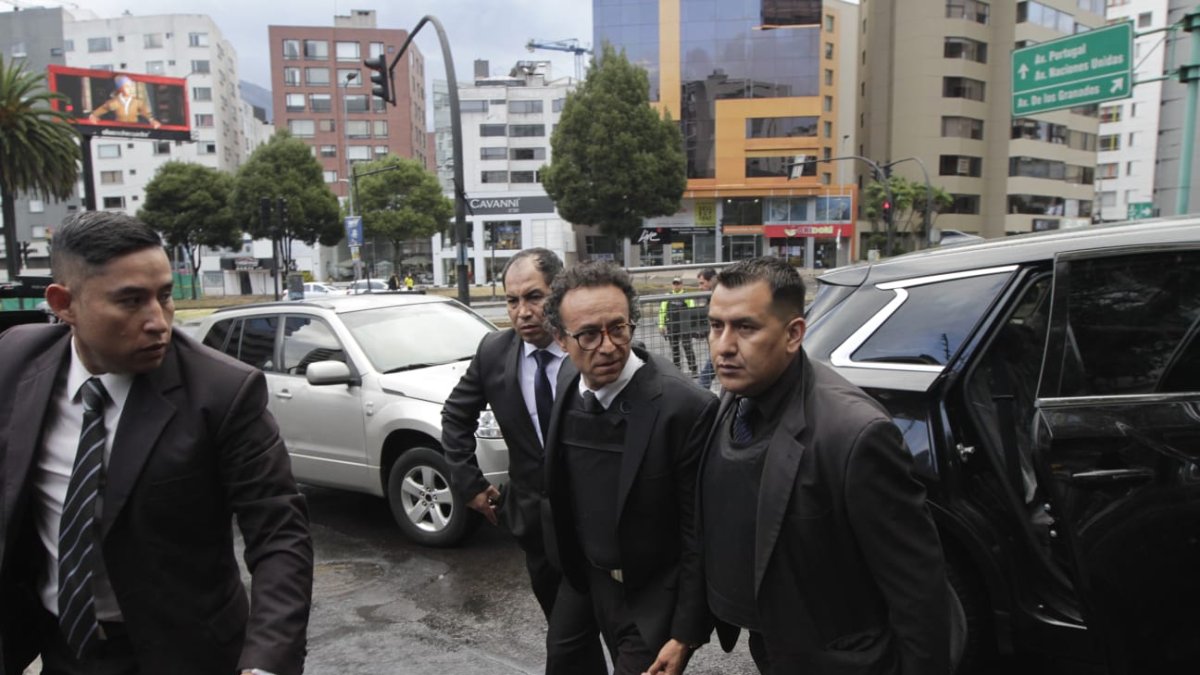 Christian Zurita llegó al CNE para consignar toda la documentación para que se registre la candidatura de Christian Zurita.