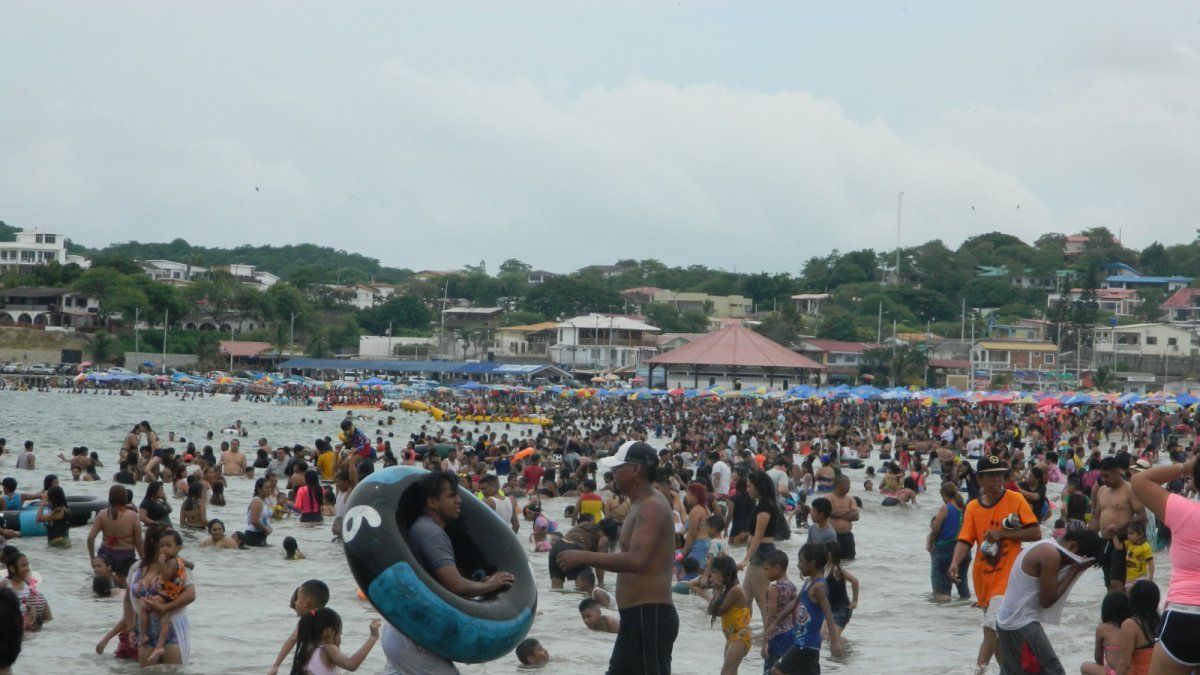 Concurrencia. Varias playas de Santa Elena tuvieron una masiva presencia de turistas. 
