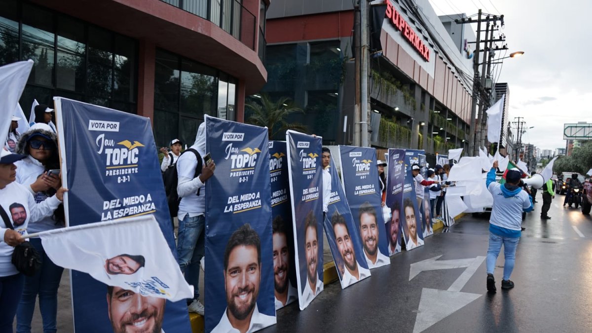 Simpatizantes se reunieron en las afueras del edificio en donde se lleva a cabo el debate