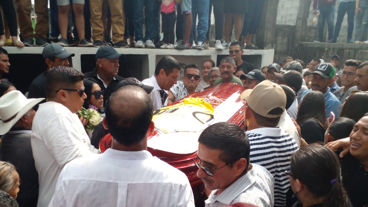 Sepelio. Habitantes suspendieron actividades para rendir honores.