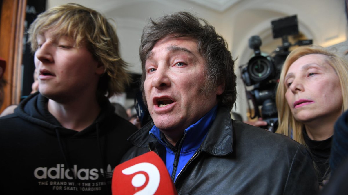 El economista Javier Milei (c), precandidato presidencial de la coalición derechista La Libertad Avanza