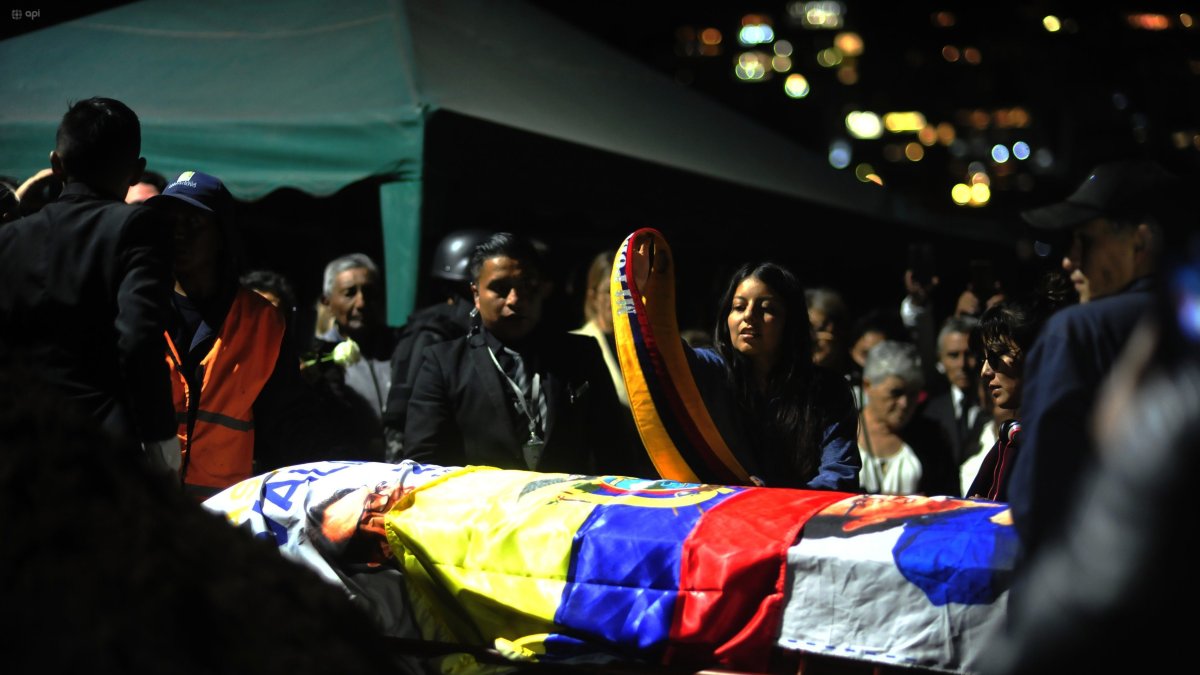 Sepelio. Desde el monte olivo entierro de Fernando Villavicencio acompañado de familiares y amigos.